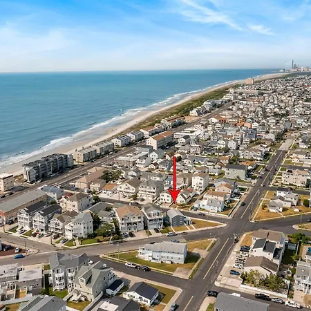 Spectacular 3 Bedroom Condo One Block To The Beach